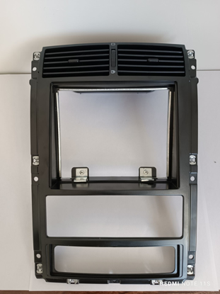 تصویر از پنل مرکزی داشبورد 405 و پارس سال مشکی فرنام